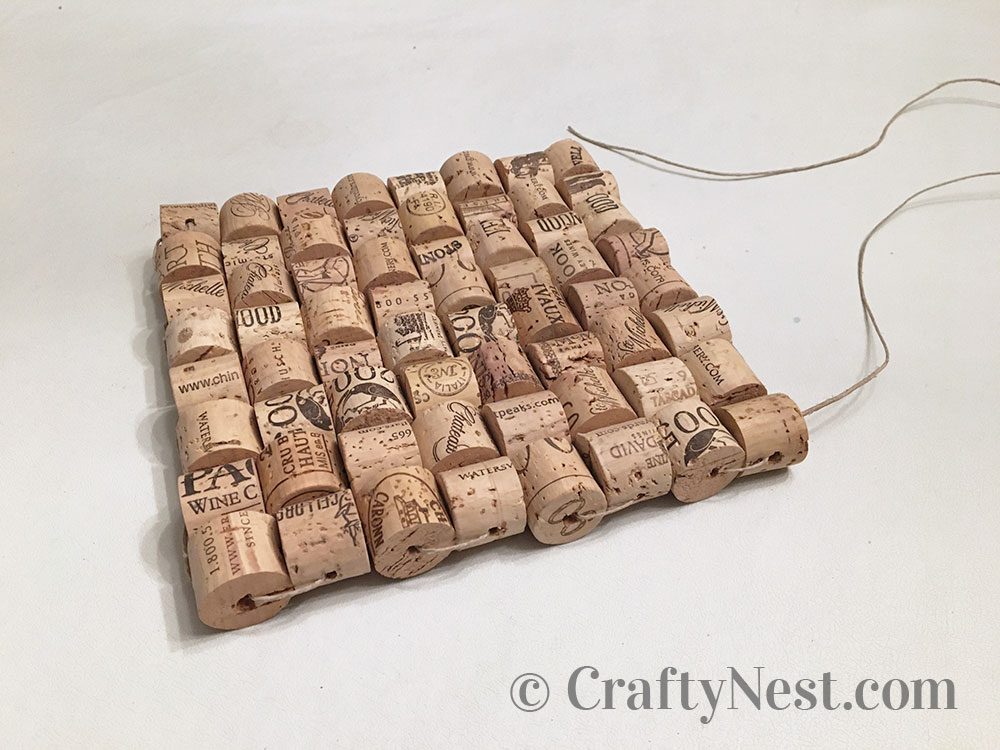 step11-woven-wine-cork-trivet-crafty-nest Tighten the string, photo
