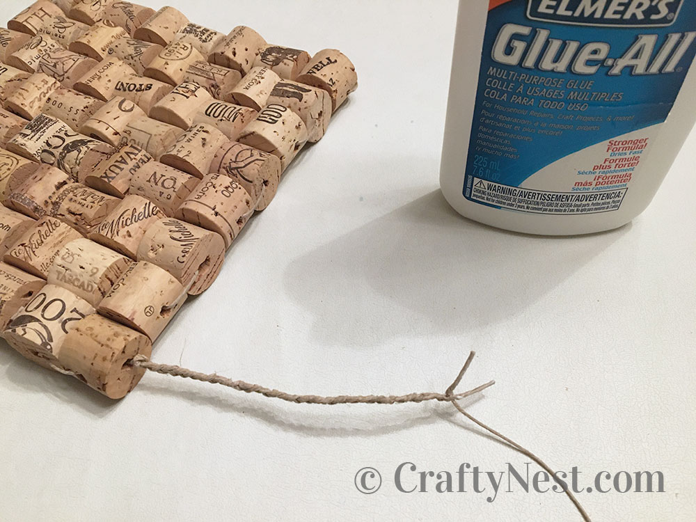step15-woven-wine-cork-trivet-crafty-nest Trim the strings and glue, photo