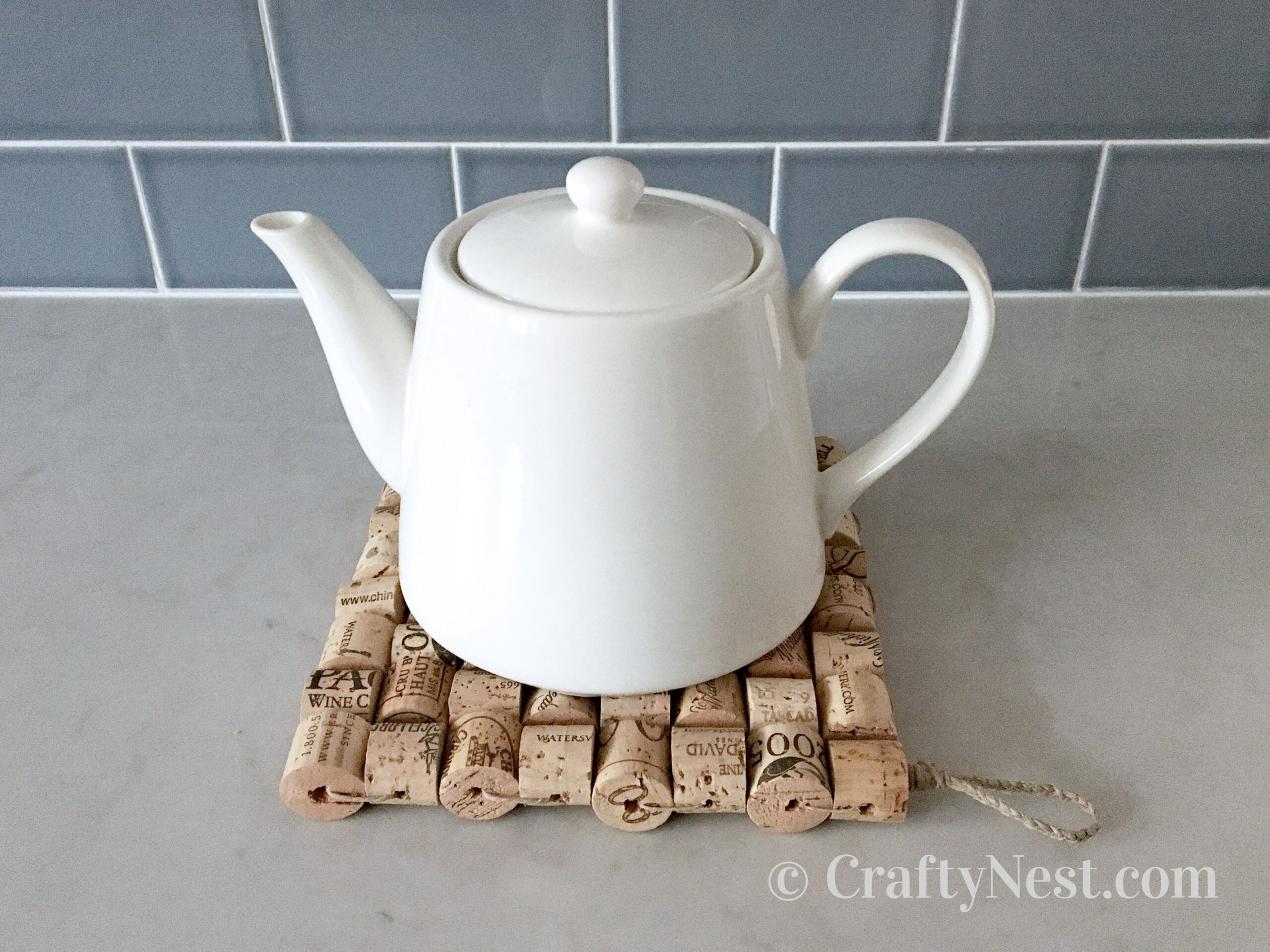 teapot-woven-wine-cork-trivet-crafty-nest Teapot on a wine-cork trivet, photo